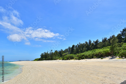 白い砂浜と青い空／古座間味ビーチ