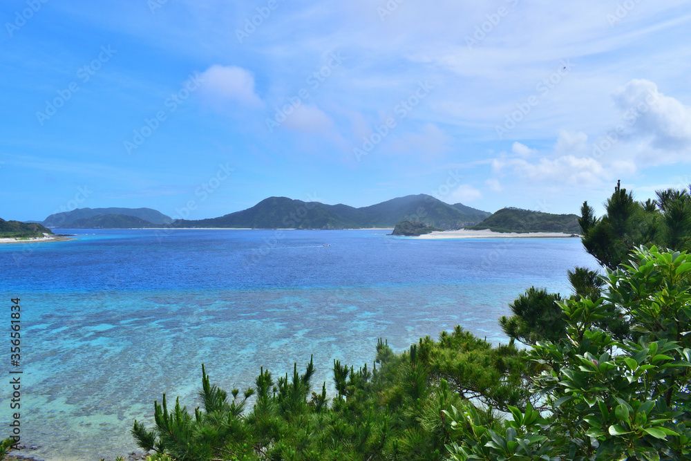 丘の上から望む座間味の碧い海と青い空／沖縄県