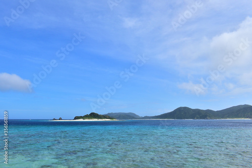 座間味の碧い海と青い空／沖縄県 © kintomo