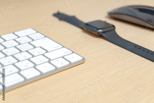 デスク上のキーボードとマウス