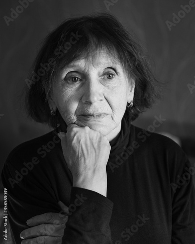 Obraz na płótnie Portrait of senior woman w salonie