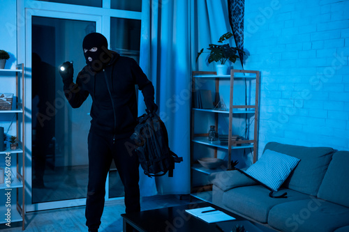 Fotografía Burglar entering apartment or office to steal something