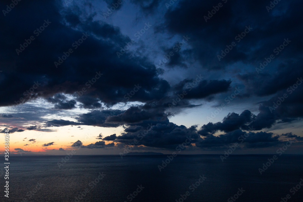 Obraz premium Cloudy sky at sunset