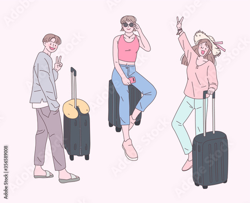 캐리어를 잡고 서있는 사람들