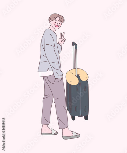 캐리어를 잡고 서있는 사람