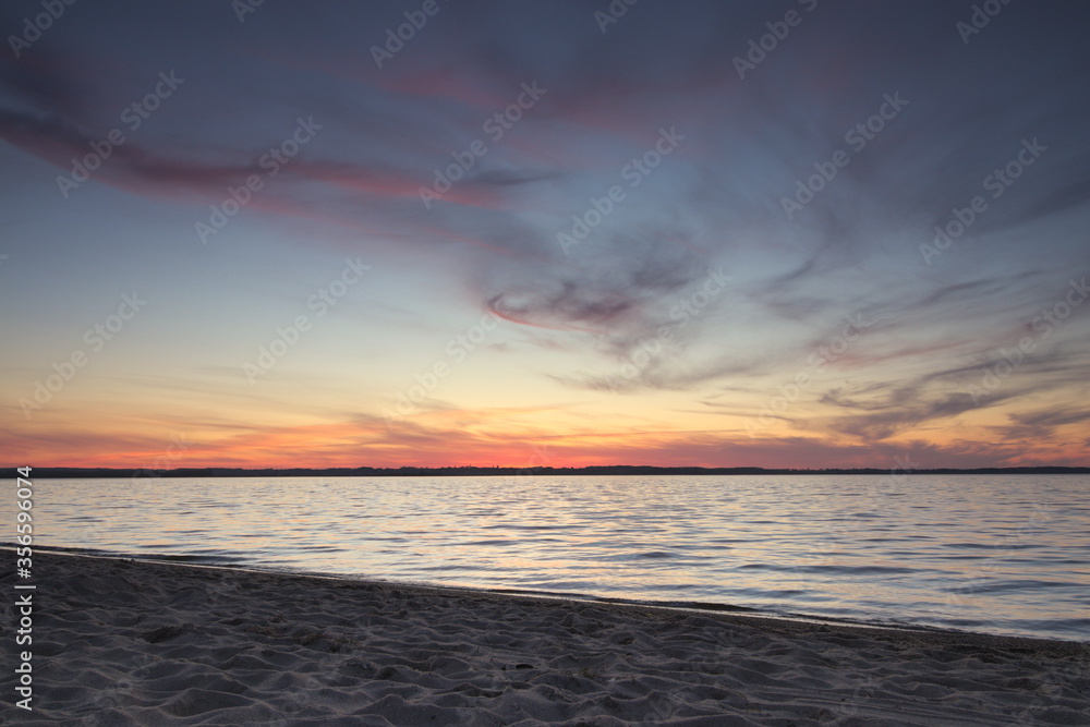 Obraz premium sunset over the sea, colorful clouds