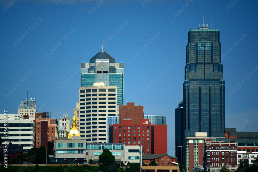 Fototapeta premium Kansas City, Missouri Metro Building Skyline on a Sunny Day