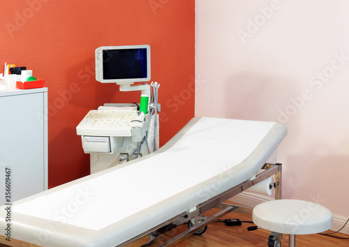 Ultraschallgerät und Patientenliege in Arztpraxis
 photo