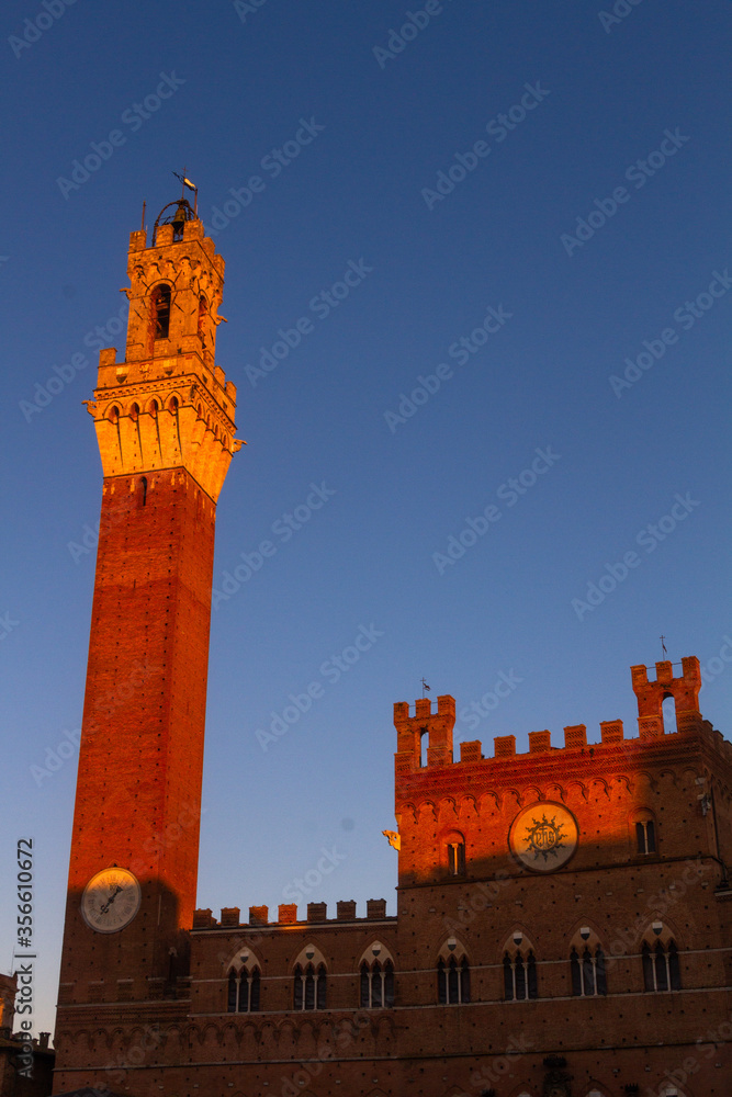 Obraz premium views of old siena italy at sunset