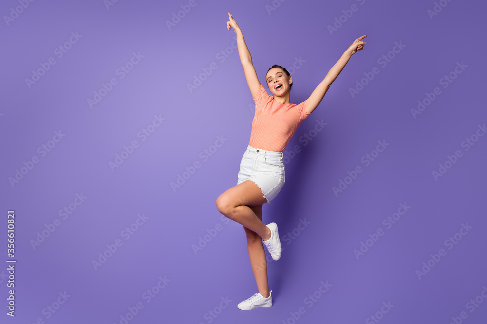 Obraz premium Full length photo positive youngster girl enjoy spring free time weekend imagine she dance discotheque floor raise hands close eyes wear good look clothes isolated violet color background