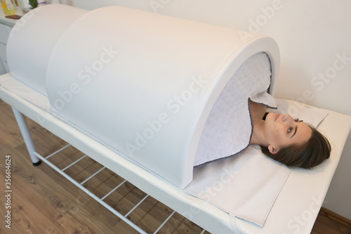 Obraz na płótnie Infrared heat tunnel for slimming body w salonie