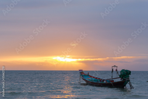 Barca de Koh tao, Tahilandia, en el mar con nubes y luz de atardecer