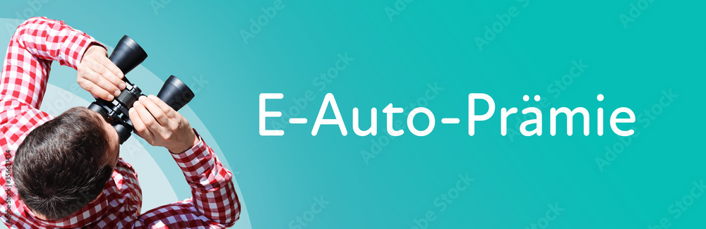 Fototapeta premium E-Auto-Prämie. Mann mit Fernglas aus Vogelperspektive. Beobachtung, Draufsicht, Panorama. Business Text auf blau. Statistik, Wirtschaft