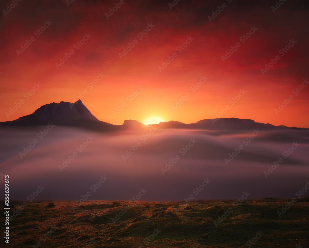 Obraz premium amazing landscape of Anboto mountain from Saibi at morning foggy sunrise