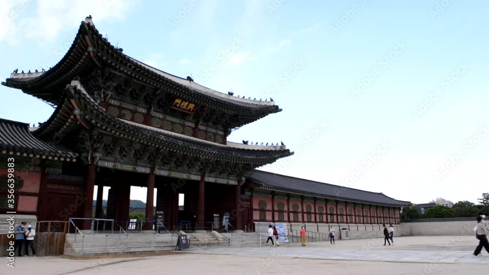 The site of Gyeongbokgung Palace was at the heart of Seoul.
It is a representative Korean tourist spot that many tourists visit.
It is treasure of the country. The site of Gyeongbokgung Palace was at the heart of Seoul.
It is a representative Korean tourist spot that many tourists visit.
It is treasure of the country.