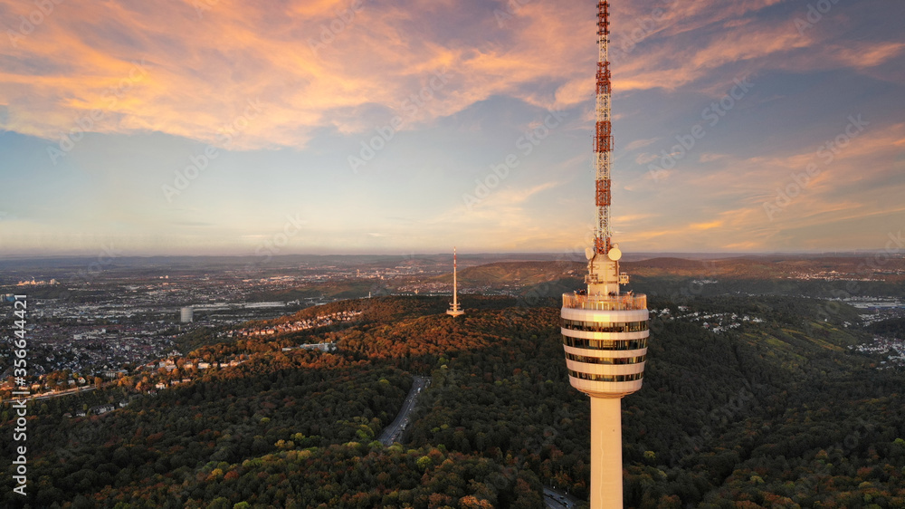 Obraz premium Fernsehturm Stuttgart im Sonnenuntergang