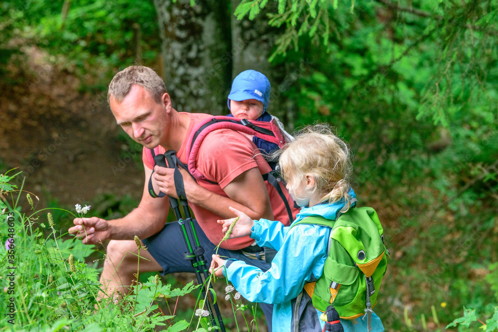 Vater und Tochter erkunden die Natur beim Wandern Vater und Tochter erkunden die Natur beim Wandern