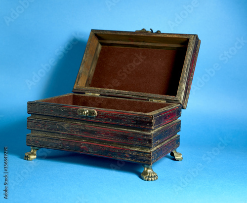 Konstfotografi open wooden chest on blue background