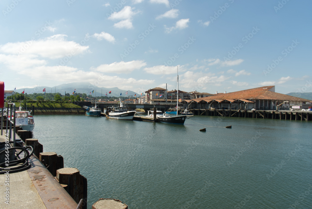 Port de pêche de Saint Jean de Luz au pays basque dans les Pyrénées Atlantique au pied de la montagne de la Rhune emblème de Saint Jean de Luz et du pays basque