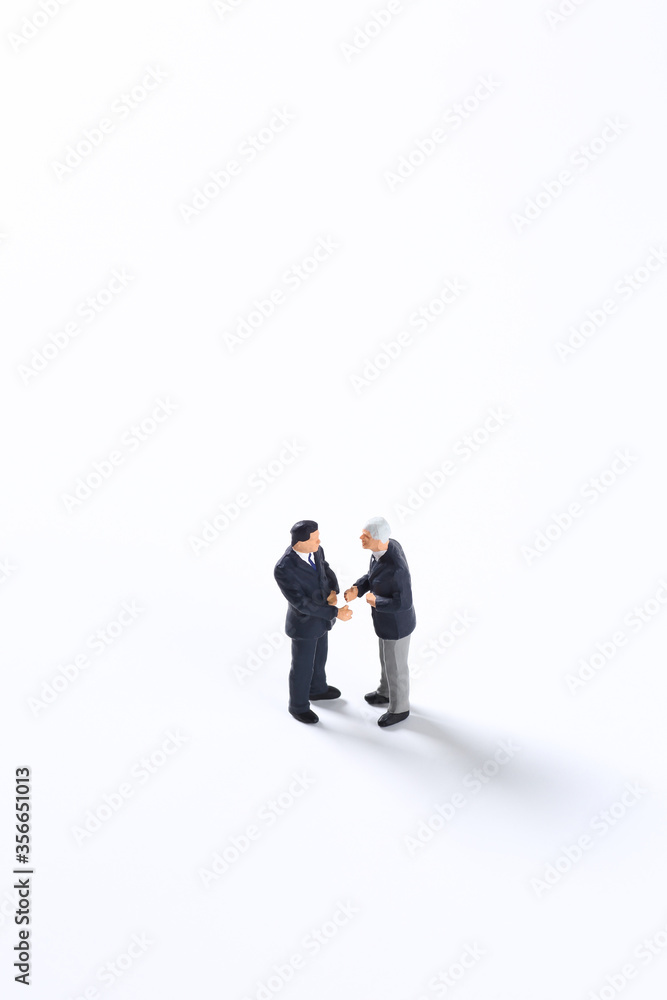 握手するビジネスマンの人形