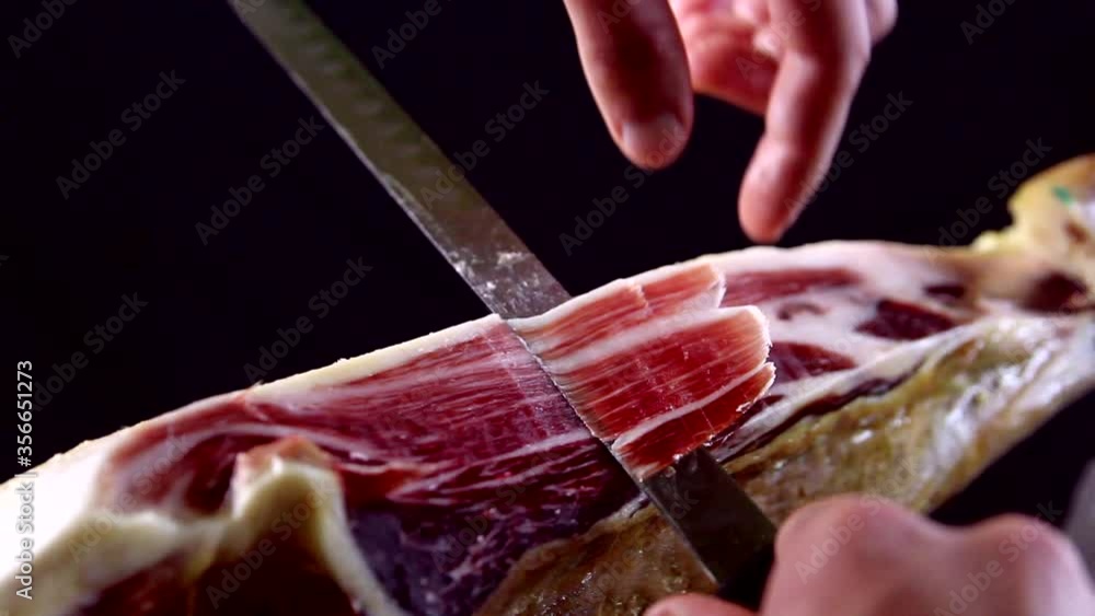 Cortando a la manera tradicional un jamón ibérico
