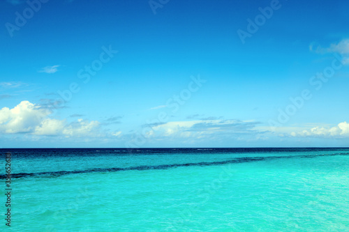 Fototapeta Naklejka Na Ścianę i Meble -  Beautiful caribbean sea and blue sky .Summer ocean landscape as background.