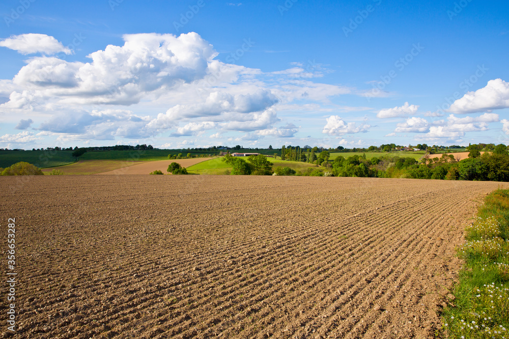Paysage agricole en campagne, champ labouré au printemps en France.