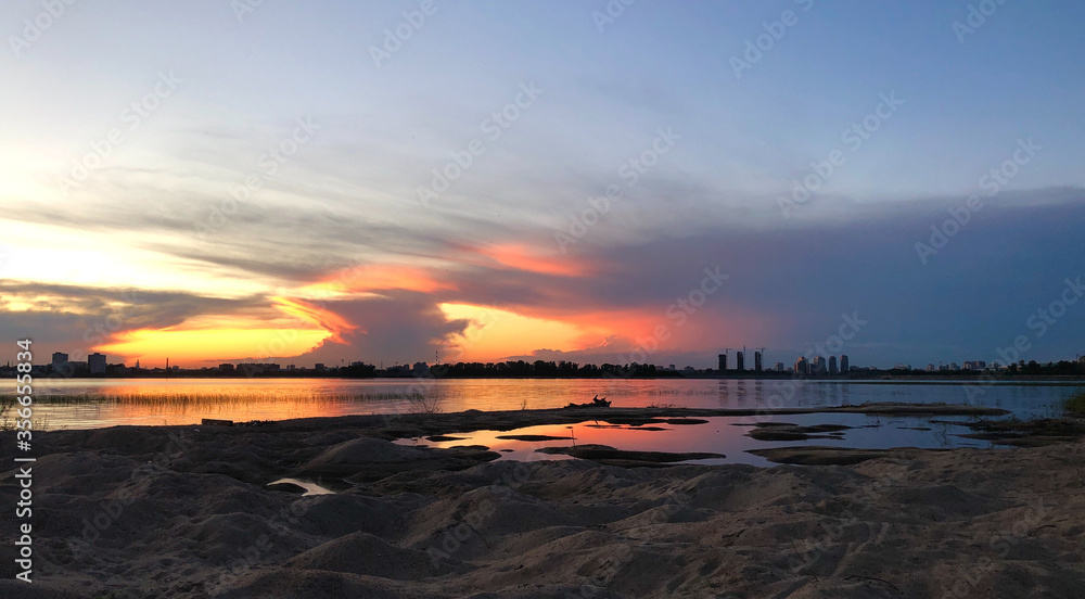 Naklejka premium Beautiful sunset above Volga river in Kazan, Russia