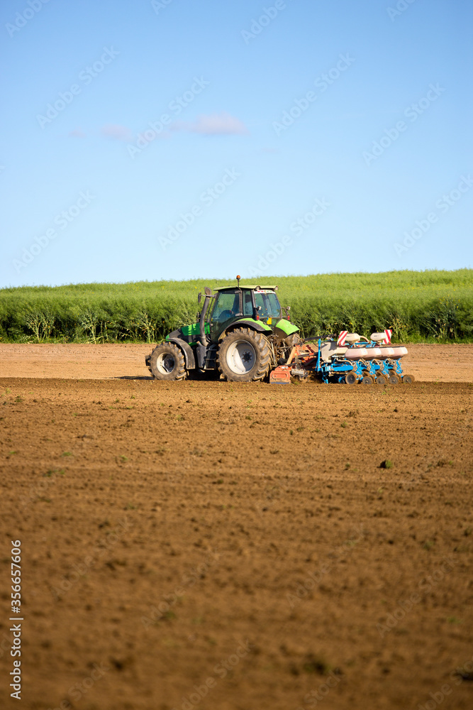 Obraz premium Tracteur retournant son champ avant de semer.