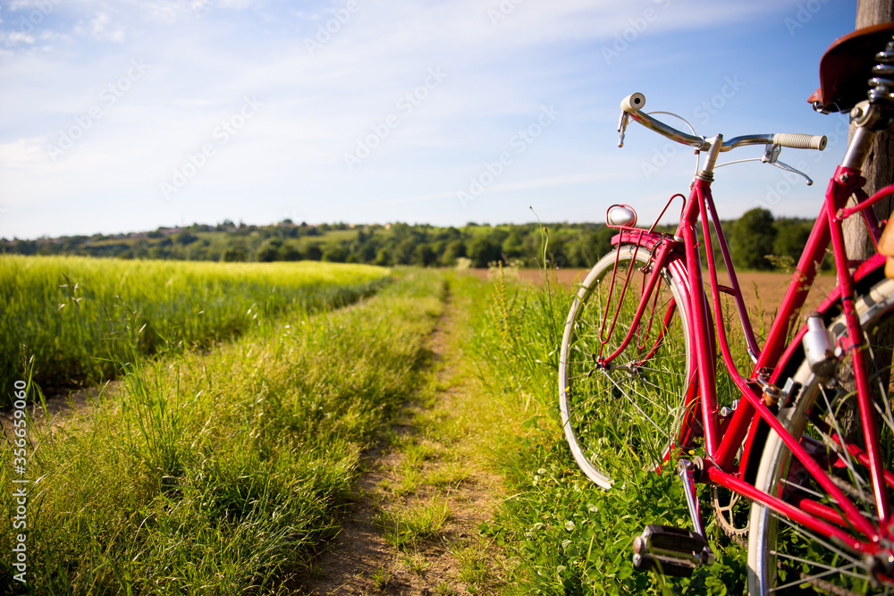 Bicyclette rouge en campagne au bord d'un chemin au printemps. Bicyclette rouge en campagne au bord d'un chemin au printemps.