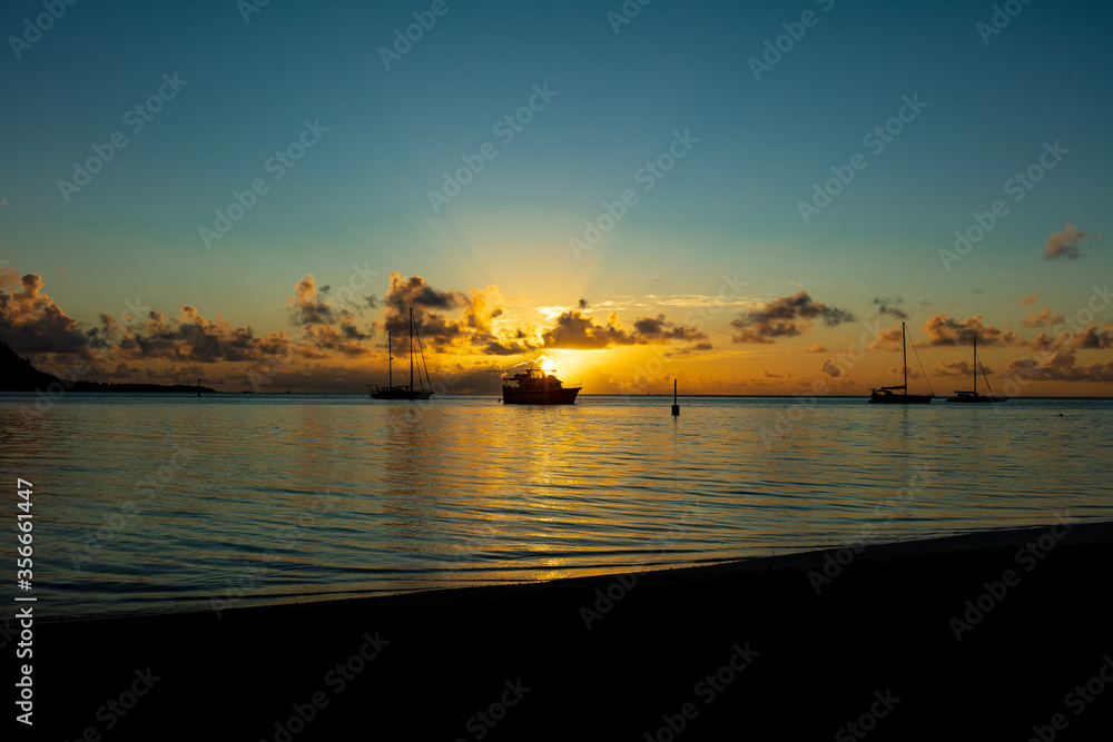 Coucher de soleil et bateaux en horizon