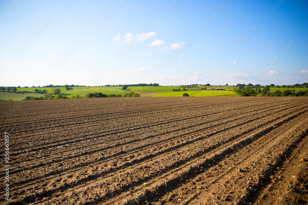 Champ et sillon de terre en campagne après le travail de l'agriculteur.