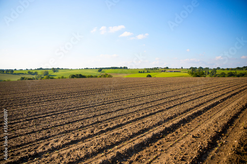 Champ et sillon de terre en campagne apr  s le travail de l agriculteur.