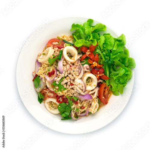 Spicy Salad Instant Noodles with Squids