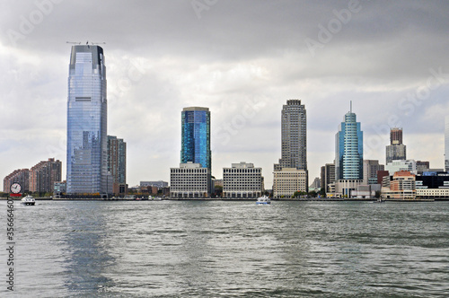 Vue sur Paulus hook, colgate center et la rivière hudson à jersey city depuis battery park à manhattan, sur fond de ciel gris, nuageux et orageux. © Delphine