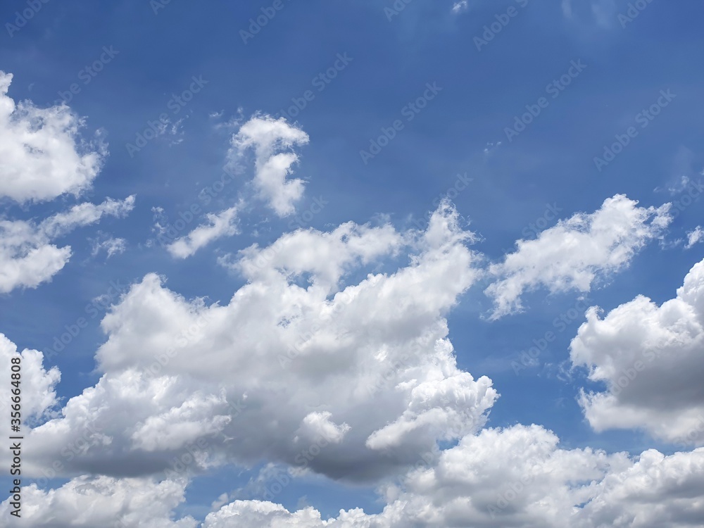 Obraz premium Floating white clouds in the blue sky background