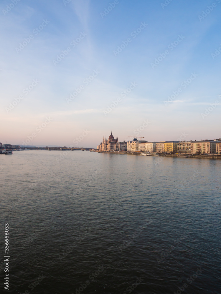 Naklejka premium Budapest parliament building at danube river at sunset in spring 