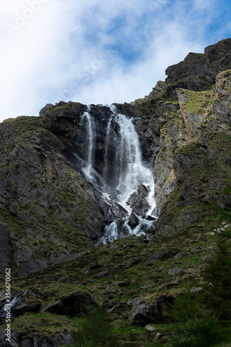 Fototapeta Naklejka Na Ścianę i Meble -  Cascata in alta montagna