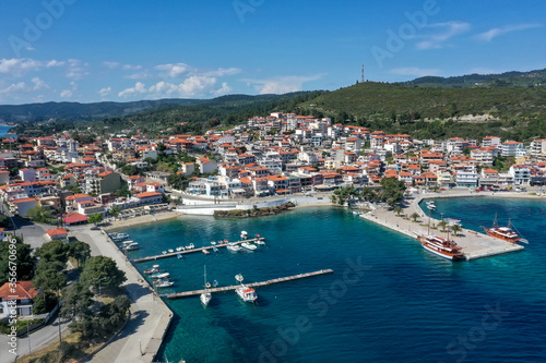 Foto Aerial view of Neos Marmaras on the Sithonia peninsula, in the Chalkidiki , Gree