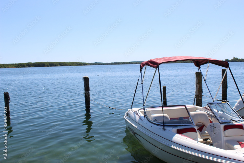Blick auf den See mit einem Boot