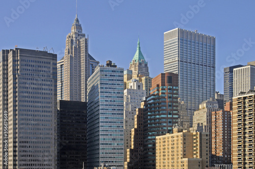 Vue sur les gratte-ciel du quartier des affaires de manhattan montrant la diversit   de l architecture le matin au soleil levant.