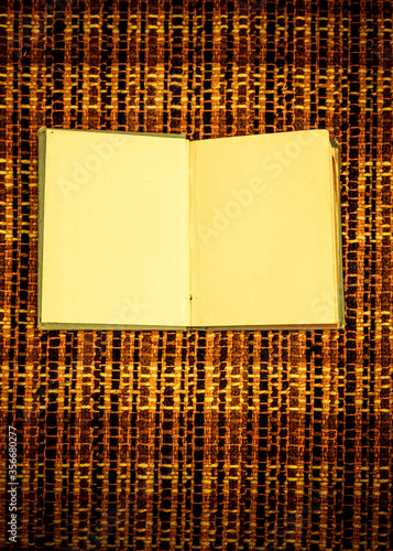 Altes Leeres Buch auf einem Textilen Stoff