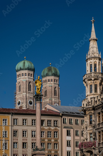 Mariensäule mit neuen Rathaus und Frauenkirche in München