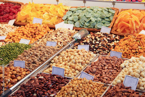 Nuts and snacks on market © destillat