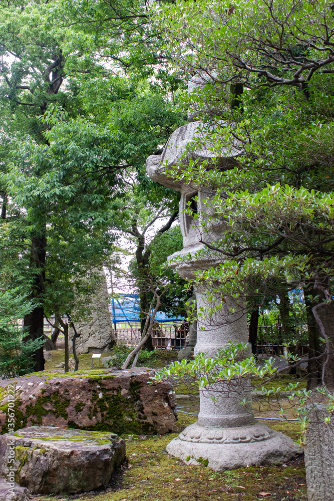 日本の歴史ある家の敷地内です。
大きな石で作られたオブジェクトがあります。