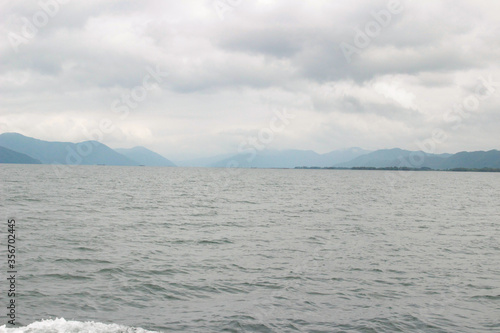 山をバックに大海原が広がっています。
