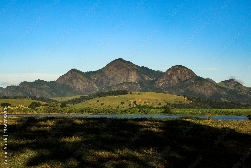 Paisagem com montanhas e céu azul Paisagem com montanhas e céu azul