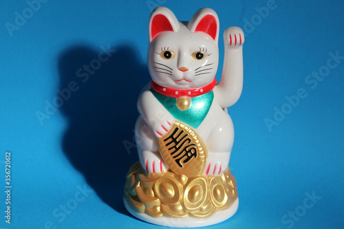 Wallpaper Mural une statuette d'un chat porte-bonheur japonais Torontodigital.ca