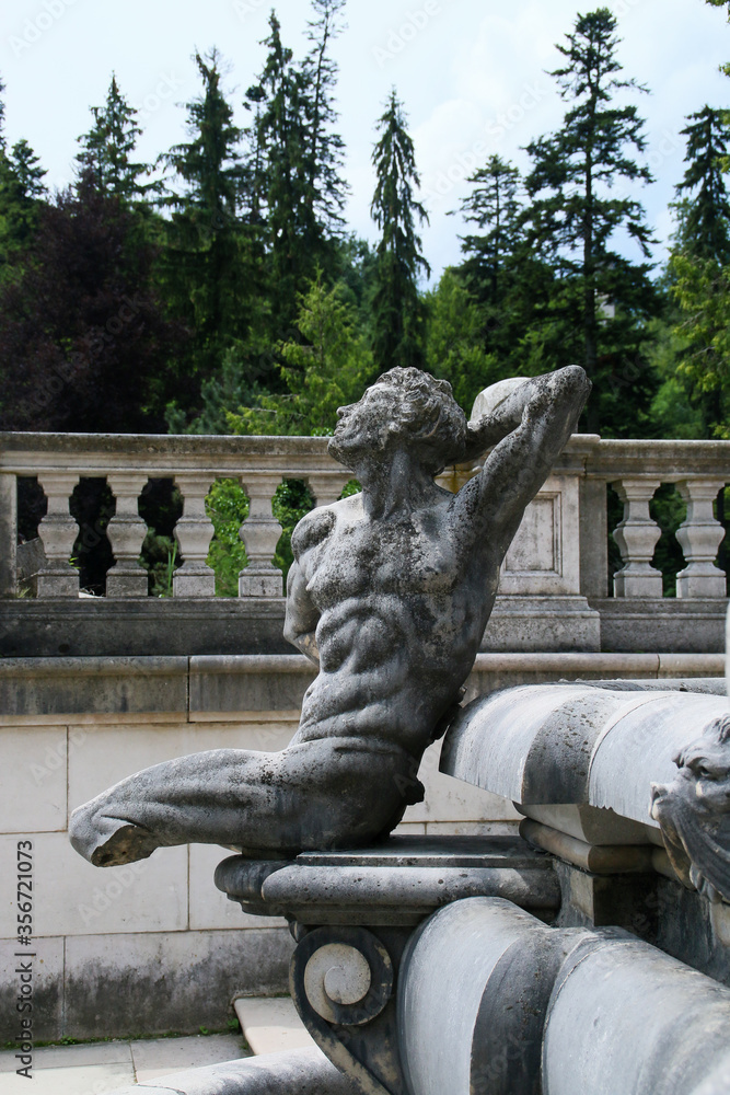 Estatuas decorativas del jardín palaciego del castillo de Peles en Sinaia, Rumanía.