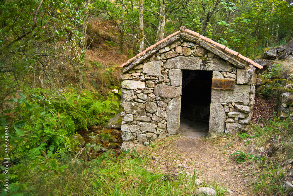 Antiguos molinos al lado de un arrollo de montaña en el parque natural del Xures en ourense, galicia españa Antiguos molinos al lado de un arrollo de montaña en el parque natural del Xures en ourense, galicia españa